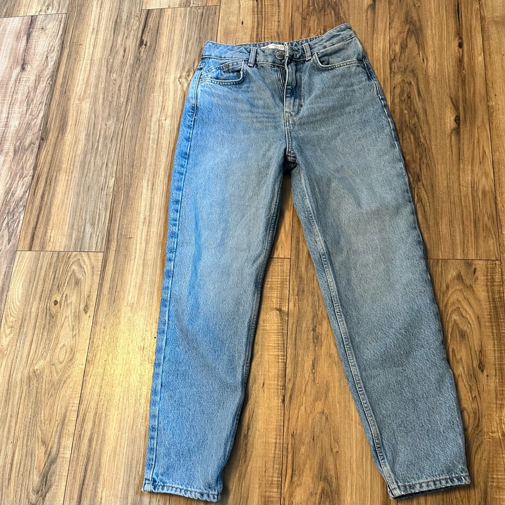 Zara autentic jeans size 2 jeans straight legs .. super cute.. worn once